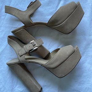 Michael Kors Tan Sude Heels 8M